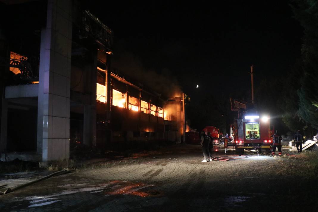 Sakarya’da kozmetik fabrikasında yangın 12